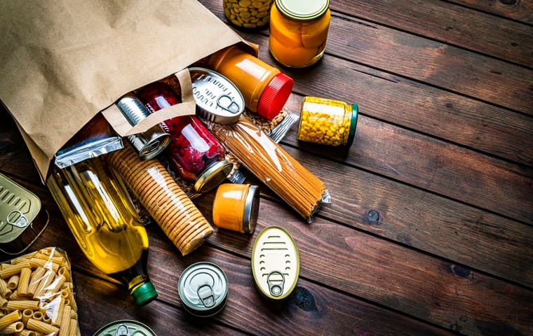 Förpackningar som åkt ut från en vält papperskasse.