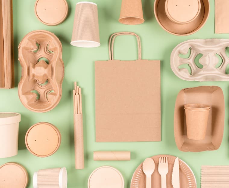 Take away-förpackningar upplagda på grön bakgrund