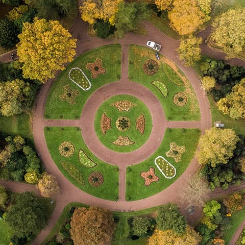 Rondell med gräs och skog runt om, sedd uppifrån