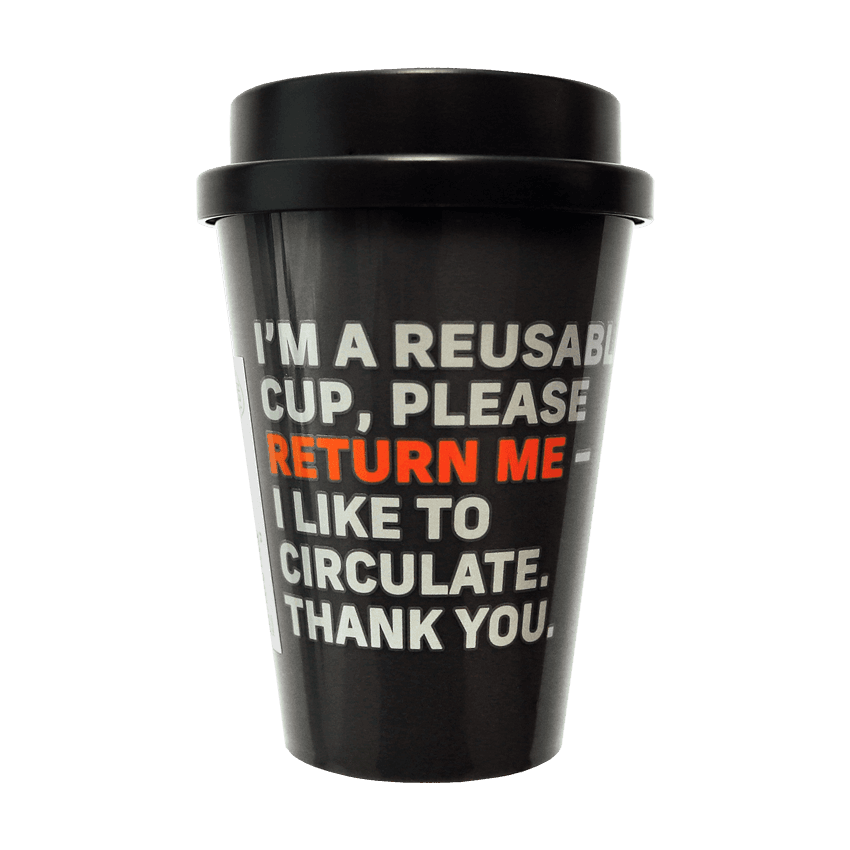 En återanvändbar mugg med lock.