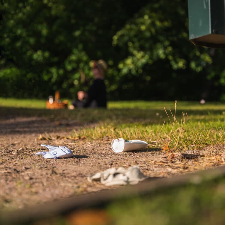 Förpackningar som ligger på marken i en park.