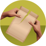 Illustration på händer som river av ett hörn på en förpackning.