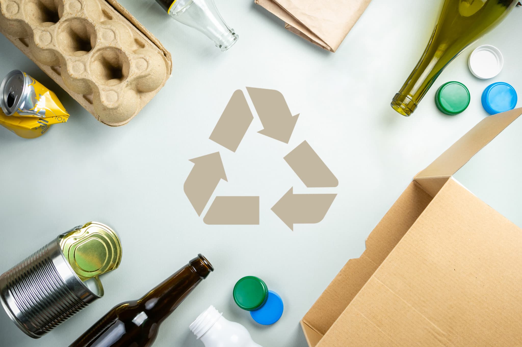 Förpackningar på en platt yta med en återvinningssymbol i mitten