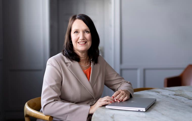 NPA:s vd Helena Nylén sitter vid ett bord och ser in i kameran. Foto: Karin Boo