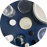 Förpackningar i olika materialslag mot en mörkblå bakgrund.