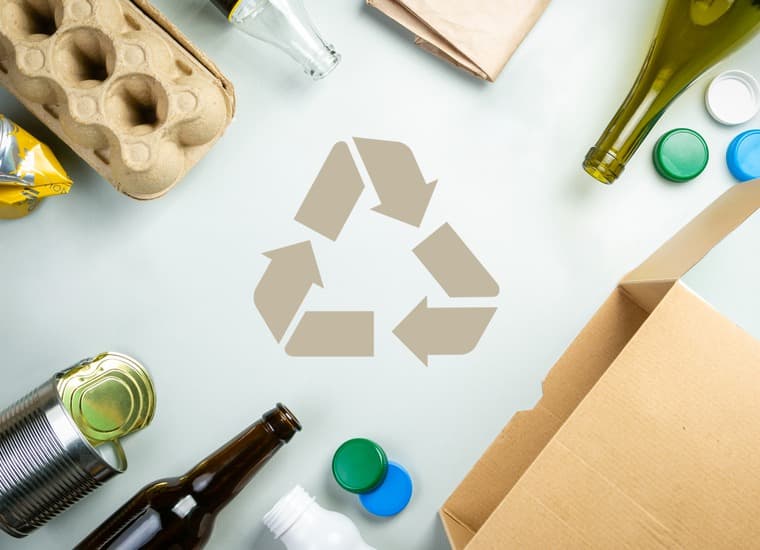 Förpackningar av olika material på grå botten