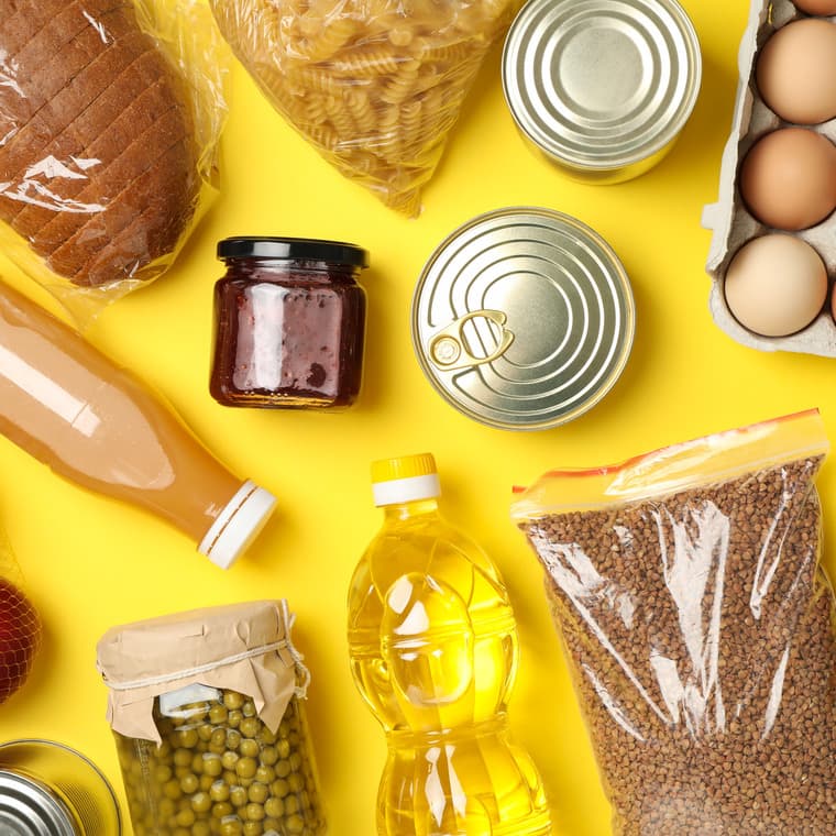 Förpackningar i olika materialslag mot en gul bakgrund.