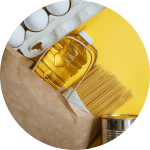 Förpackningar i olika materialslag mot en gul bakgrund.