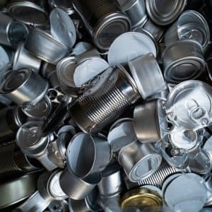 En närbild på en hög med blandade metallförpackningar.