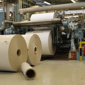 Inuti Fiskebys återvinningsanläggning för pappersförpackningar i Norrköping.