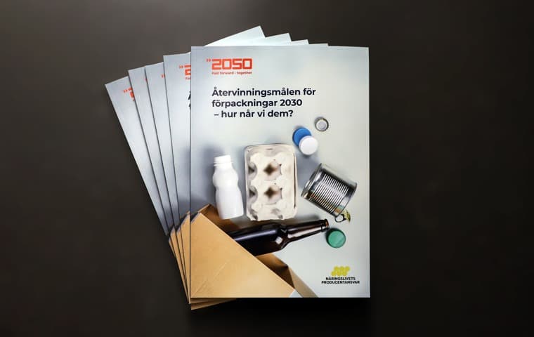 Bild på en hög med rapporter som är utspridda i en solfjäder