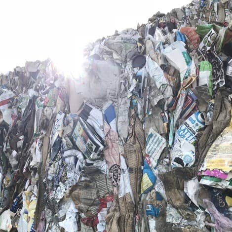 En bal pappersförpackningar i motljus