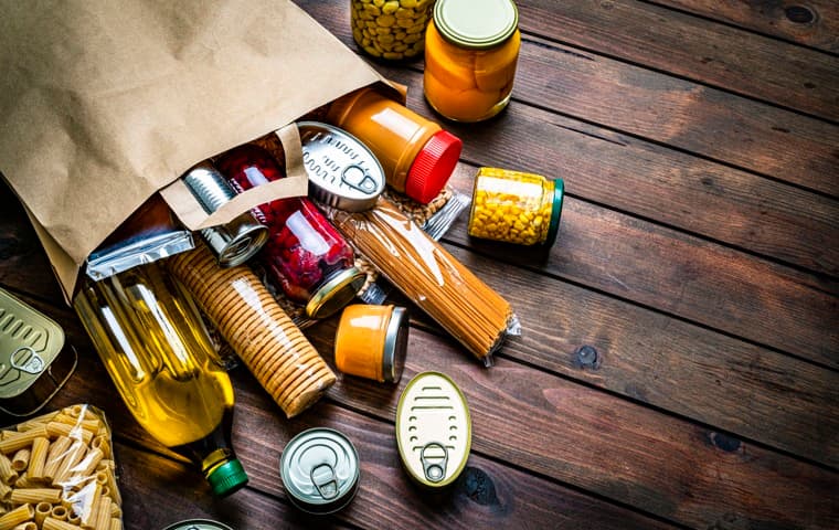 Livsmedelsförpackningar i en papperspåse